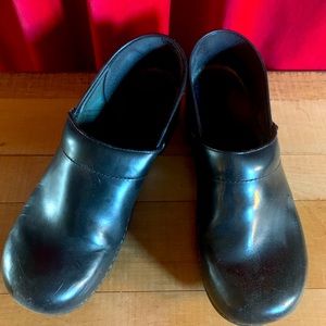 Dansko black clogs good used condition size 11!